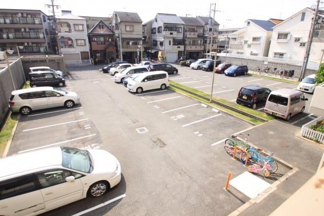 アバハイム西村の駐車場