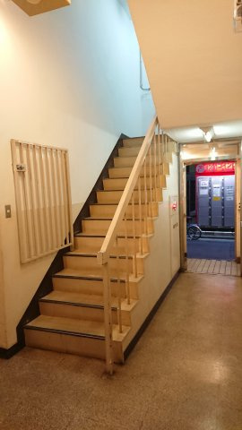 小菅ビルのエントランス