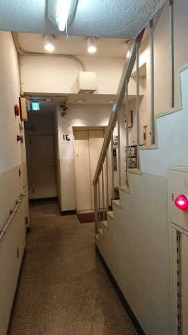 小菅ビルのエントランス