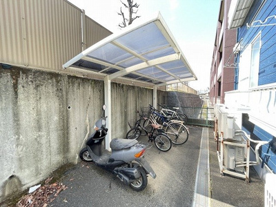 【その他共用部分】 | エステートアイⅤ | 屋根付きの駐輪場で雨が降っても大切な自転車が濡れなくてすみますね♪駅まで自転車もおすすめです！