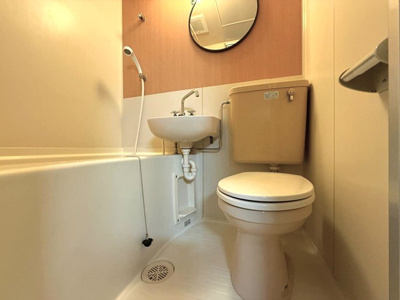 【トイレ】 | エステートアイⅤ | バスルームにあるトイレです！水廻りのお掃除が一気にできちゃいますね☆
