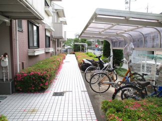 【その他共用部分】 | 屋根付きの駐輪場で雨が降っても大切な自転車が濡れなくてすみますね♪駅から自転車もおすすめです！