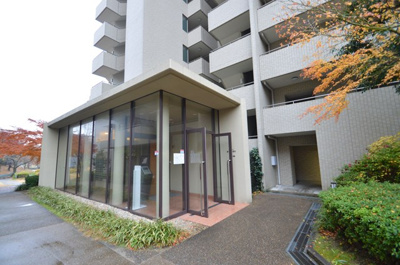 【外観】 | 【ペット飼育可能、リフォーム物件】ジオメゾン新千里東町二番館 | 物件資料を、メールやご郵送にてお届けすることが可能です。また、お客さまのご不明な点がありましたら、お気軽に弊社スタッフまでお聞きくださいませ。