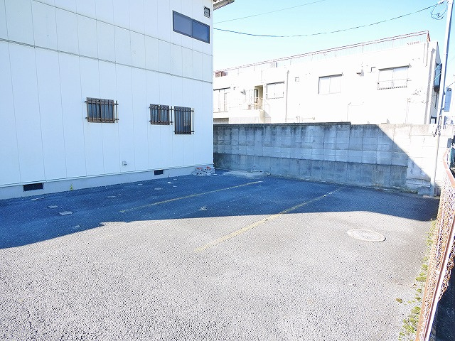 西九条町事務所の駐車場