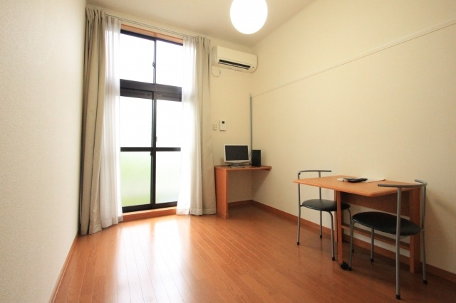 レオパレスエクセラの洋室