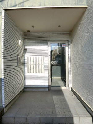 【エントランス】 | ティ・エスハイム参番館 | 防犯対策に有効なオートロック付きのエントランスです！一人暮らしの方も安心ですね♪