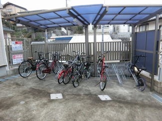 【その他共用部分】 | 屋根付きの駐輪場で雨が降っても大切な自転車が濡れなくてすみますね♪荷物が重いときに自転車があれば助かりますね！