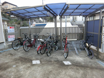 【その他共用部分】 | ティ・エスハイム参番館 | 屋根付きの駐輪場で雨が降っても大切な自転車が濡れなくてすみますね♪荷物が重いときに自転車があれば助かりますね！