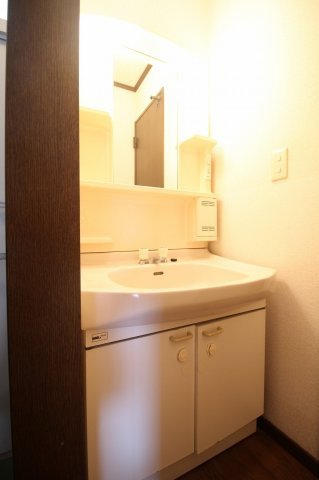 トトロの家　Ａ棟の独立洗面台|独立洗面台あり、毎朝おしゃれに忙しい女性の方におすすめです