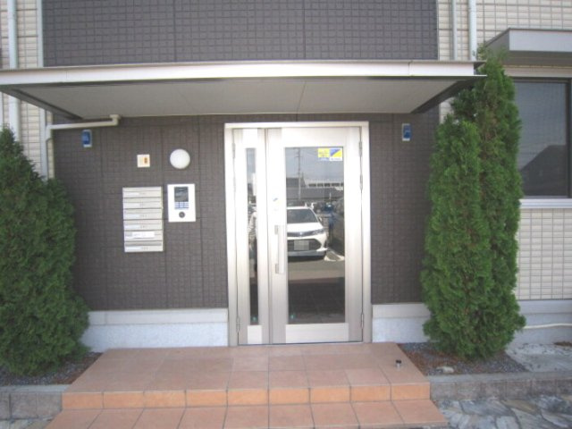 熊本市南区田井島３丁目のアパートのエントランス