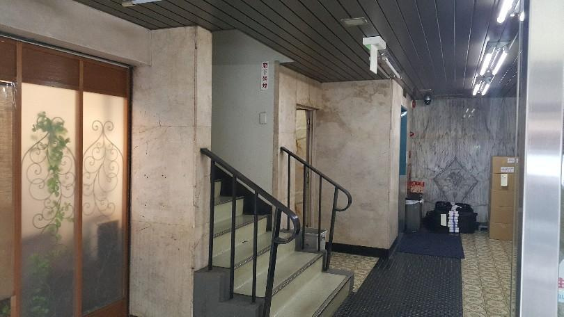 コハラビルのエントランス