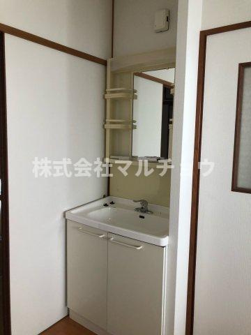 ハイツシティヒルの独立洗面台|独立洗面台、小物を置くことができて便利です