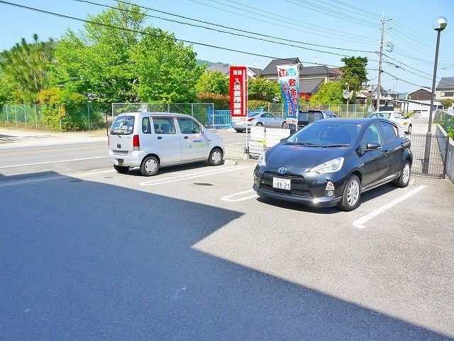 コモドビラⅢの駐車場|駐車スペースもあります