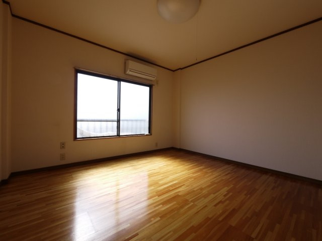 コーポ川島第五の展望|広々８帖のお部屋は余裕があります