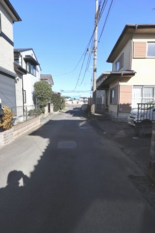 鴻巣市箕田の中古一戸建の前面道路含む現地写真