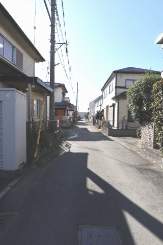 鴻巣市箕田の中古一戸建の前面道路含む現地写真