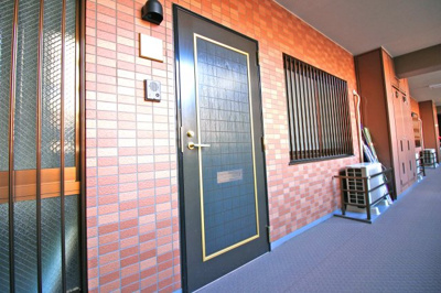 【その他共用部分】 | パデシオン宇治伊勢田Ⅱ番館 | 《共用廊下》一度、実際にご覧になってみませんか？暮らしやすい周辺環境も含め、スタッフがご案内いたします。お家探しの第一歩としてでも大丈夫です(^^)/お気軽にお問い合わせ下さいね♪