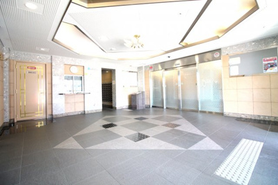 【エントランス】 | パデシオン宇治伊勢田Ⅱ番館 | 広々としたエントランスは落ち着いた内装になっています。