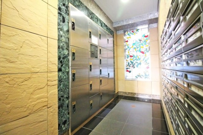 【その他共用部分】 | パデシオン宇治伊勢田Ⅱ番館 | エントランスには《宅配BOX》もあるので留守中でも荷物を受け取れて便利！