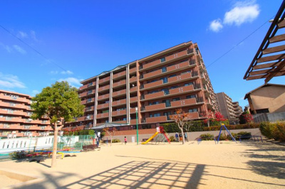 【その他共用部分】 | パデシオン宇治伊勢田Ⅱ番館 | マンションのすぐ側には広い児童公園があり、特に小さいお子様がいらっしゃるご家庭は安心ですね。◆◇◆内覧ご希望の方は、お気軽にお問い合わせ下さい！◆◇◆