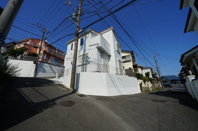 三方角地につき陽当り良好です！！床暖房、浴室乾燥機付♪　保土ヶ谷区仏向西　新築戸建ての前面道路含む現地写真