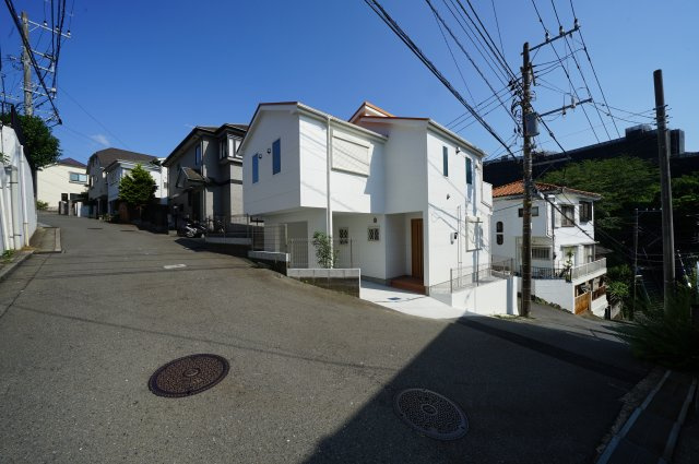 三方角地につき陽当り良好です！！床暖房、浴室乾燥機付♪　保土ヶ谷区仏向西　新築戸建ての前面道路含む現地写真