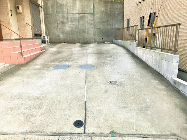 メゾンド脇田の駐車場