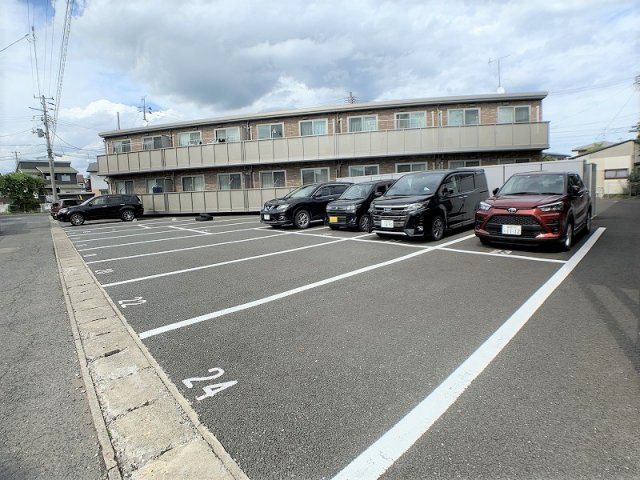 ルミウスＢの駐車場