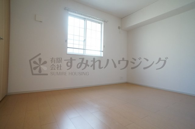 レジデンス北野北の洋室