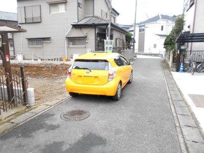 【前面道路含む現地写真】 | 新築　春日部市　大場　全1棟　1号棟　33坪 | 完成前ですが契約は可能です。モデルハウス紹介。ＬＤＫ20帖。駅徒歩11分。2面ﾊﾞﾙｺﾆｰ。