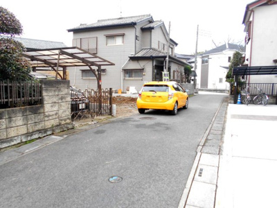 【前面道路含む現地写真】 | 新築　春日部市　大場　全1棟　1号棟　33坪 | 完成前ですが契約は可能です。モデルハウス紹介。ＬＤＫ20帖。駅徒歩11分。2面ﾊﾞﾙｺﾆｰ。