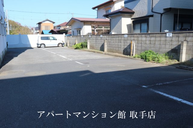 リバーサイドマンションの駐車場