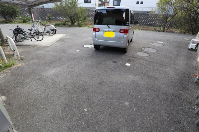 ラ・ペトレの駐車場