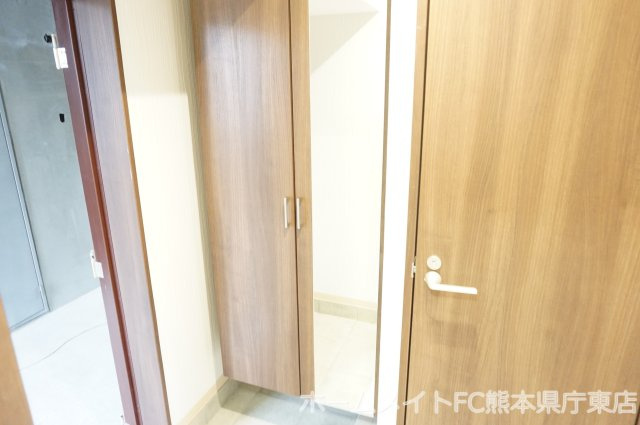 CHELSEA MANOR新屋敷の玄関