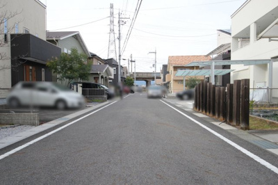 【前面道路含む現地写真】 | 大津市真野５丁目24-75 中古戸建 | ゆったり幅員6ｍの前面道路