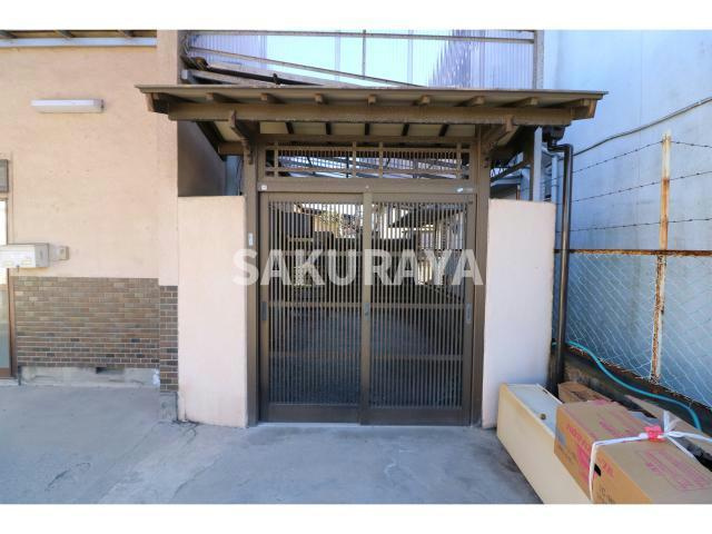 麦倉方貸家のエントランス