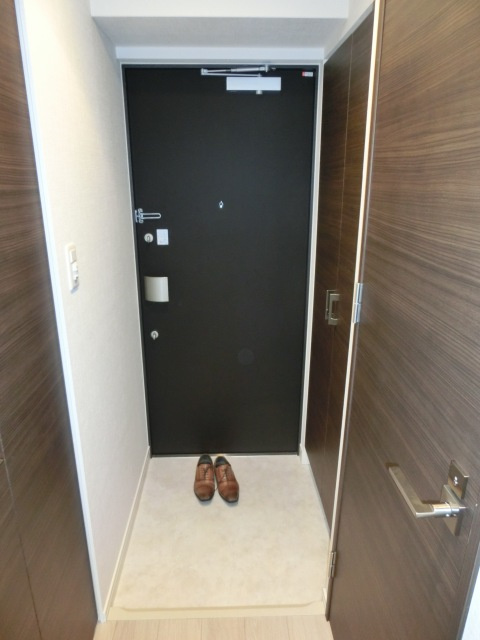 大阪市淀川区十三東１丁目の賃貸マンションの玄関