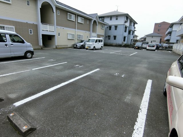 サンハイツ小森野A棟の駐車場