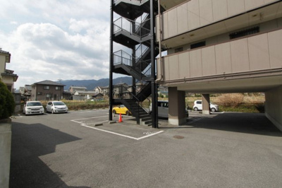 【駐車場】 | エバーグレース当麻