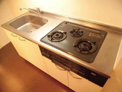 プレゼンス堀川のキッチン|３口ガスキッチン（グリル付）