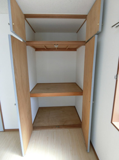 【展望】 | 角部屋二面採光、洋室6帖のお部屋にある収納スペースです！奥行きのある収納スペースで荷物の多い方も安心！