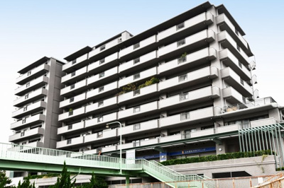 【外観】 | 【千里中央駅まで徒歩5分】ロイヤルアーク千里中央アーバンステージ | 物件資料を、メールやご郵送にてお届けすることが可能です。また、お客さまのご不明な点がありましたら、お気軽に弊社スタッフまでお聞きくださいませ。