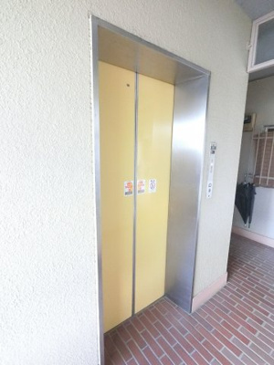 【その他共用部分】 | ブルーハイツ三ツ沢台 | エレベーターです。
買い物帰りや大きな荷物がある時などに助かりますね。