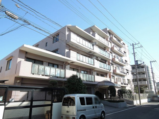 【外観】 | 北西角部屋につき採光・通風良好！収納力の高いウォークインクローゼット。
会話が弾む対面キッチン採用。住まいの独立性を高める玄関ポーチ付♪