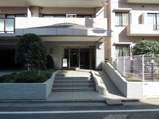 【エントランス】 | 東急東横線・東急目黒線・横浜市営地下鉄グリーンライン「日吉」駅徒歩16分
又はバス8分「一本橋」停歩3分。