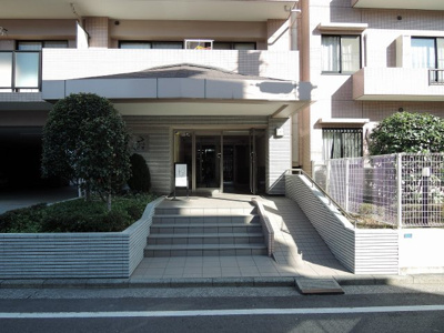 【エントランス】 | ビューネ日吉 | 東急東横線・東急目黒線・横浜市営地下鉄グリーンライン「日吉」駅徒歩16分
又はバス8分「一本橋」停歩3分。