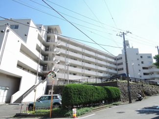 【外観】 | 4階部分・角部屋につき日当たり・通風・眺望良好！
廊下側も人通りが少なくプライバシーを保てます。