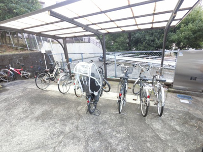 【その他共用部分】 | サニーパレス綱島台 | 駐輪場です。
屋根付きで雨が降っても安心です。