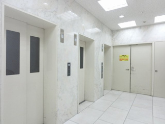 【その他共用部分】 | お買い物時やベビーカーの出し入れに便利なエレベーター付。
混雑時にも便利なエレベーター2基付です。