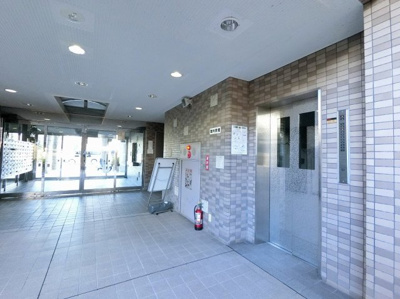【その他共用部分】 | レクセル新子安 | お買い物時やベビーカーの出し入れに便利なエレベーター付。